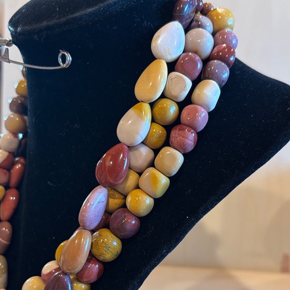 Chic Multicolor Stone Necklace. Size 17 to 18 1/2 inches long - Picture 5 of 7